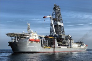 The Discoverer Luanda is an example of a rig that uses the active heave drawworks system, where the drawworks are used for both normal hoisting operations and for heave compensation. The Stena Forth drillship, featured on the cover of this issue, is an example of a rig with a hydraulic crown-mounted compensator system.