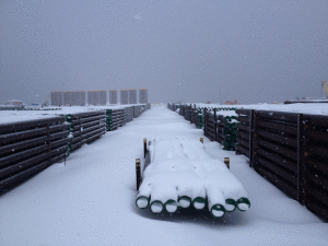 Tenaris’ Dopeless coating is applied to its premium connections in the mill; they arrive at the rig site ready to run. Pipes with Dopeless sit in snow in Sault Ste. Marie in Canada 