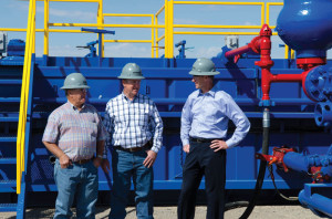 Mr Minmier (right) visits with Sam McCaskill (left), former president of Nomac Drilling, and Jerry Townley, Nomac VP – engineering, construction and maintenance, at the company’s yard in El Reno, Okla., in 2011.