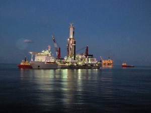 Noble Drilling’s Bully I drillship sits in front of the Shell Mars A platform in the US Gulf of Mexico. The dynamically positioned drillship is designed for water depths up to 10,000 ft and drilling depths up to 40,000 ft. Instead of a standard derrick, it features a multipurpose tower that houses automated pipe-handling equipment. 