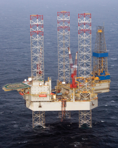 The Noble Hans Deul is working for Shell in the UK North Sea at a sharply reduced rate compared with its previous contract. Although dayrates are approaching operating costs, contractors prefer to keep the rig systems active. It remains uncertain how modern rigs like the Noble Hans Deul would respond after a long idle period.