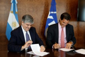 Shell Argentina Country Chairman, Teófilo Lacroze, and YPF Chairman, Miguel Ángel Gutiérrez signed signed preliminary terms and conditions of an agreement to develop a shale gas pilot project in Vaca Muerta, Neuquén on 23 February in YPF's offices in Buenos Aires. 